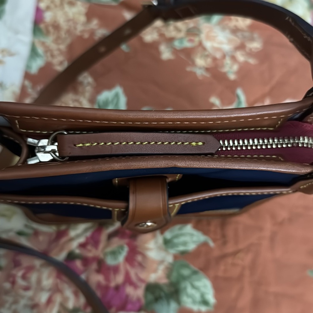 Dooney & Burke | Wayfarer Letter Carrier in navy. Like New crossbody A00177 - Picture 5 of 11